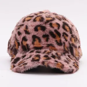 Roze baseballpet met luipaardprint van imitatiebont en pompon voor de winter