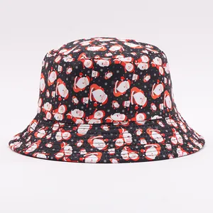 Dettaglio del cappello alla pescatora di Natale con stampe di Babbo Natale e fiocchi