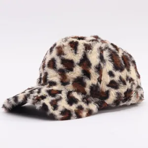 Detailweergave van de zachte imitatiebontstructuur en luipaardprint op de winterpet