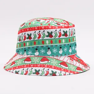 Dettaglio ravvicinato del cappello a secchiello natalizio con stampe di renne e pupazzi