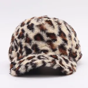 Winter baseballpet van dik pluche met luipaardprint gemaakt van zacht imitatiebont