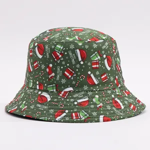Dettaglio del cappello alla pescatora natalizio con testo Merry Christmas e stampe festive