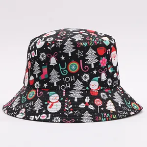 Dettaglio delle stampe natalizie digitali con Babbo Natale su un cappello a secchiello