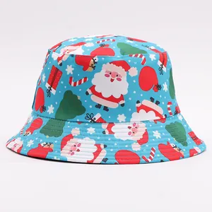 Cucitura dettagliata sulla tesa del cappello a secchiello blu con stampa natalizia festiva