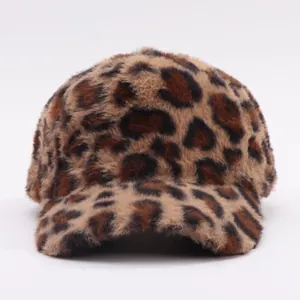 Gedetailleerde close-up van zachte luipaardprint imitatiebont op een warme winterpet
