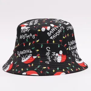 Dettaglio cappello a secchiello natalizio con stampa festiva e motivi di luci colorate