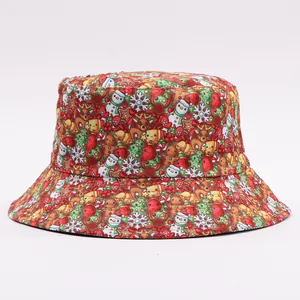 Dettaglio del cappello alla pescatora natalizio con motivi festivi di pupazzi e renne