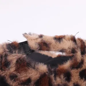 Detail van de zwarte klittenbandsluiting op een pluche winterpet met luipaardprint