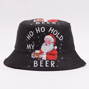 Dettaglio del cappello alla pescatora nero natalizio con Babbo Natale 'Ho Ho Hold My Beer' e fiocchi