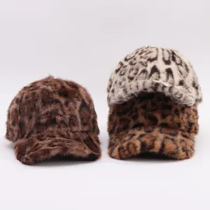 Detailweergave van winterse baseballcaps in drie luipaardprint imitatiebont patronen