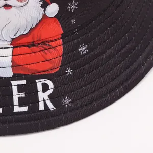 Dettaglio del tessuto a costine del cappello a secchiello natalizio con Babbo Natale e fiocchi