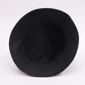 Dettaglio del cappello alla pescatora nero con fodera interna e cuciture del bordo rinforzate