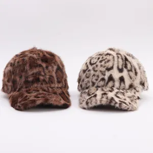 Detailweergave van twee pluche baseballpetten van imitatiebont met luipaardprint bruin en beige