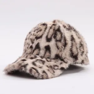 Detailopname van de dikke luipaardprint imitatiebont textuur van een winterse pet