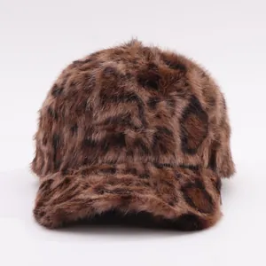 Detailopname van de pluizige luipaardprint imitatiebont textuur op een winterpet