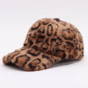 Gedetailleerd beeld van de luipaardprint imitatiebont op een warme winterpet
