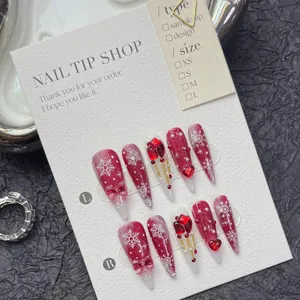 Détails de faux ongles de Noël avec dégradé bordeaux et breloques nœud 3D