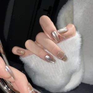 Detail von Champagner und Silber Cat-Eye Kunstnägeln mit silbernen Linienakzenten