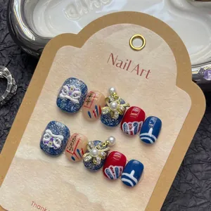 Uñas postizas artesanales efecto ojo de gato con diseño danza del león y perlas
