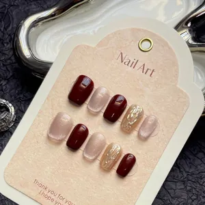 Uñas postizas artesanales rojo cereza ojo de gato con acabado champán y oro texturizado