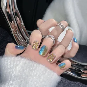 Handgefertigte Cat-Eye Kunstnägel mit blau-goldenen Feuerwerk-Motiven und Glanzeffekt