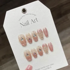 Cat-Eye Kunstnägel in Rosa mit 3D-Blumen und funkelnden Strassstein-Verzierungen
