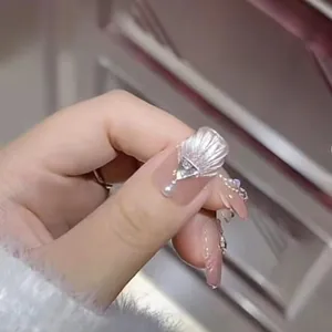 Handgefertigte rosa Press-on-Nägel mit Silbermuscheln, Perlen und Strass in Quadratform