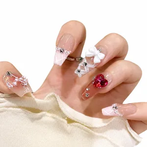 Handgemachte Ballerina-Nägel mit rosa Farbverlauf, Schleifen, Herzsteinen und Karomuster
