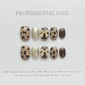 Kit de faux ongles faits main avec motif léopard brun et nœuds 3D beige élégants