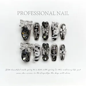 Faux ongles gothiques faits main avec breloques dragon argenté, croix et papillons