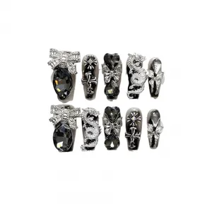 Faux ongles gothiques noirs faits main avec breloques argentées dragon, croix et papillon