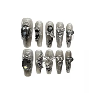 Faux ongles gothiques faits main gris foncé avec papillon 3D et strass brillants