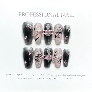 Faux ongles œil de chat rose et noir avec des motifs de planètes et de croix
