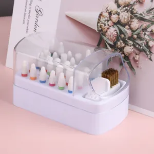 Detail van een 30-slots opbergdoos voor nagelboortjes met twee borstels en stofkap