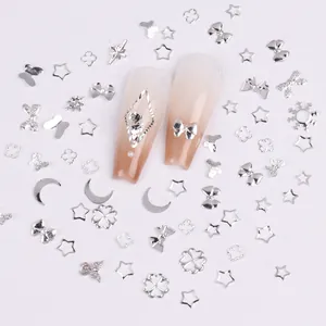 Amuletos de metal plateado para uñas con formas de estrellas, lunas y mariposas