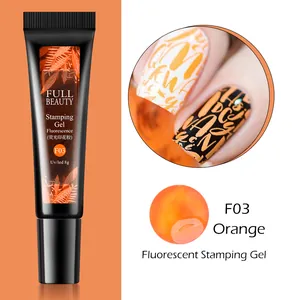 Detalle de gel de estampado naranja fluorescente con el tubo y efecto en uña