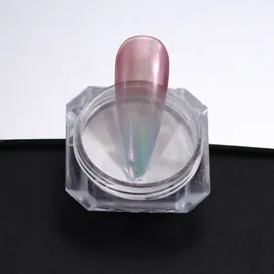 Makroaufnahme von irisierendem Aurora-Nagelpulver in einem Glas mit holografischem Perlglanz
