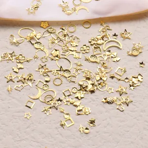 Surtido de tachuelas doradas para nail art con estrellas lunas mariposas y aleaciones