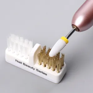 Detail van de reinigingsborstel voor nagelbits met nylon en metalen borstelharen wit