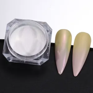 Makroaufnahme von irisierendem Aurora-Nagelpulver mit perlmuttartigen Farbverlaufseffekten