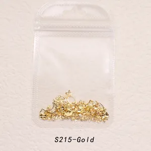 Primer plano de adornos metálicos dorados S215 para uñas con estrellas y lunas