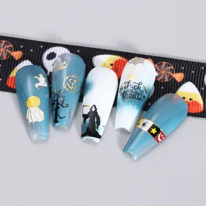 Détail de faux ongles Halloween avec fantômes dorés et texte Trick or Treat