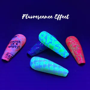 Uñas postizas de neón fluorescente con diseños de corazón, estrella y leopardo