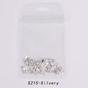 Detalle de set S215 para uñas con estrellas, lunas y mariposas plateadas en bolsa retail