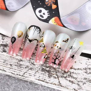 Détails de faux ongles d'Halloween avec dégradé nacré et motifs d'araignée dorés