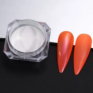 Detail von Aurora Perlen-Nagelpulver mit glänzenden und matten Nagelproben in Orange