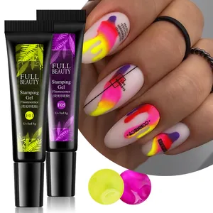 Vista macro del gel fluorescente para estampado de uñas en amarillo y morado con arte final