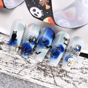 Détail d'ongles Halloween avec effet de fumée bleue, feuille d'or et motifs effrayants