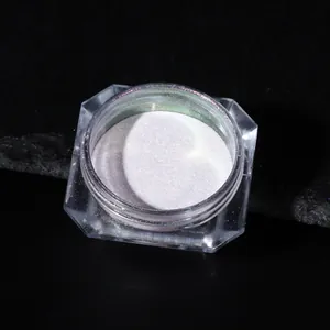 Makroaufnahme von irisierendem Meerjungfrau-Nagelpulver in einem klaren Glasbehälter