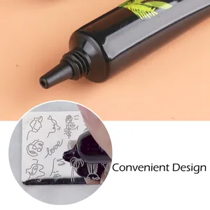 Primer plano macro de gel para estampado de uñas con boquilla fina y su aplicación